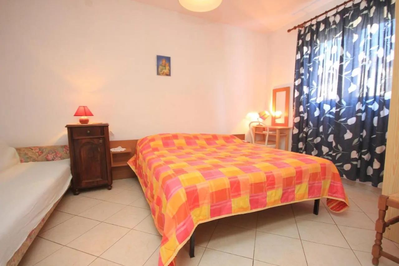Family Friendly Apartments With A Swimming Pool Rovinj - 3394